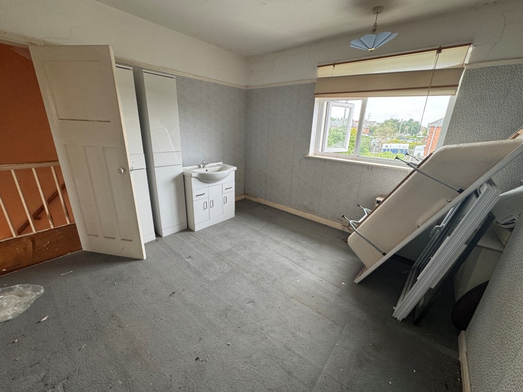 Lot: 16 - FIVE-BEDROOM HOUSE FOR TOTAL REFURBISHMENT WITH POTENTIAL PLOT - Bedroom 3